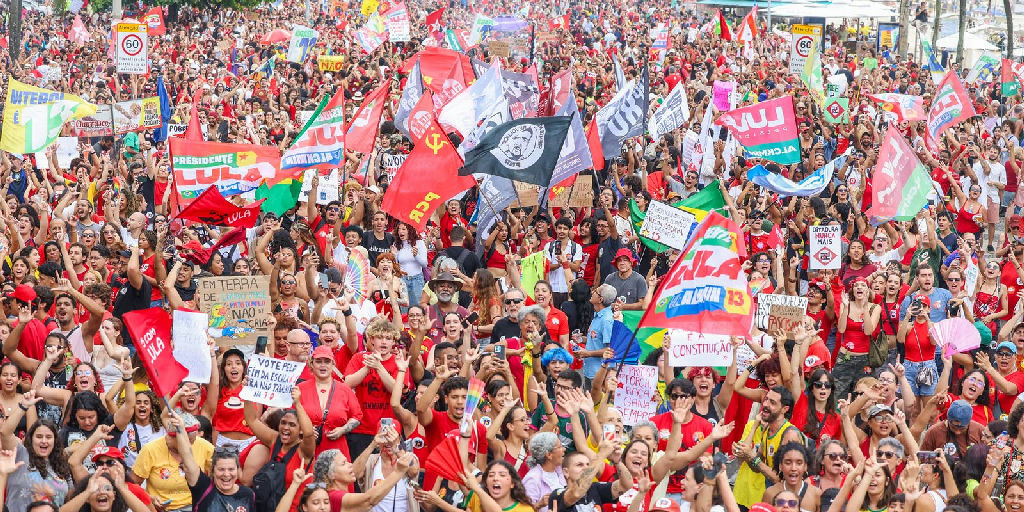 Apoiadores de Lula ocupam orla de Copacabana em ato pela democracia