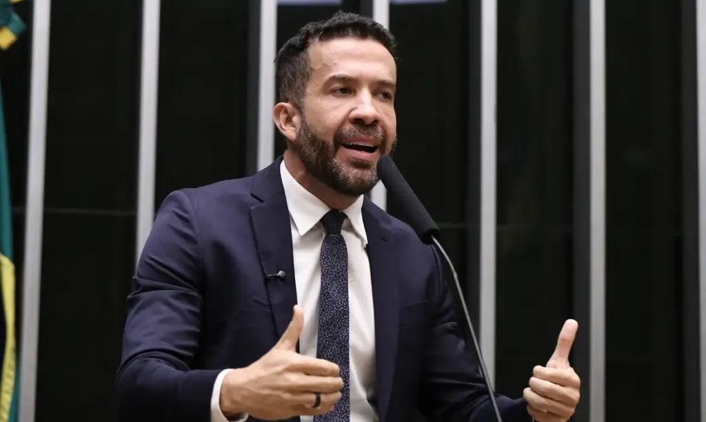 Após acompanhar debate em SP, deputado André Janones é hospitalizado com arritmia