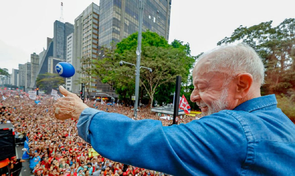 Avenida Paulista recebe multidão em ato pela reeleição de Lula