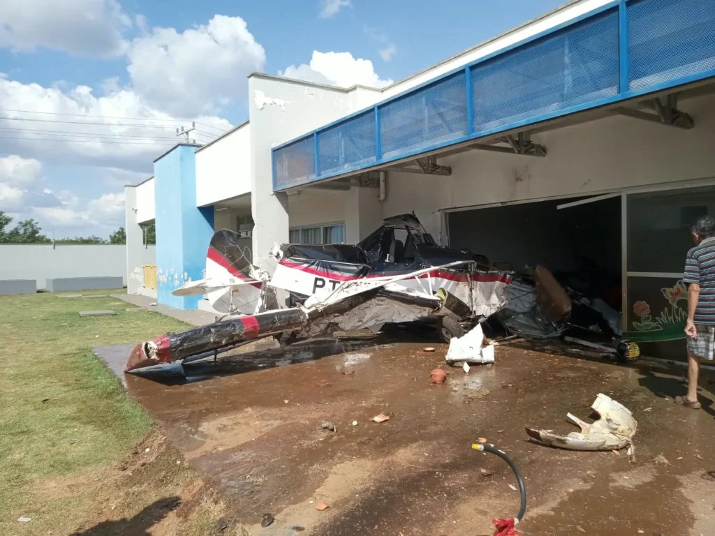 Avião agrícola cai sobre prédio de creche em Mato Grosso