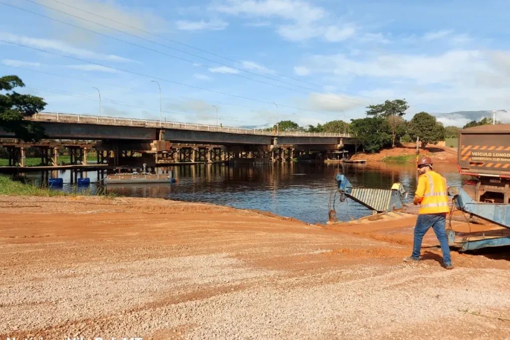 Caminhoneiros enfrentam longas esperas em balsa após interdição de ponte