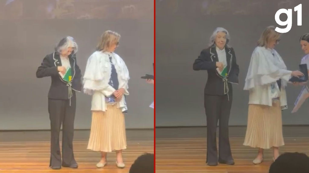 Cármen Lúcia guarda Constituição no casaco durante homenagem em Mato Grosso