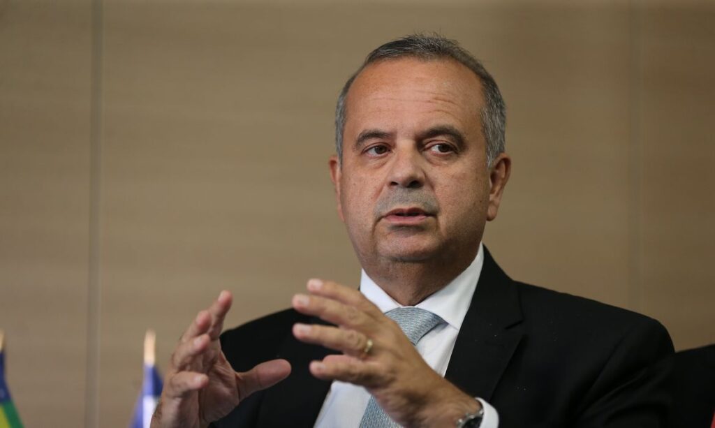 Coordenador de campanha revela surpresa com partida de Flávio Bolsonaro