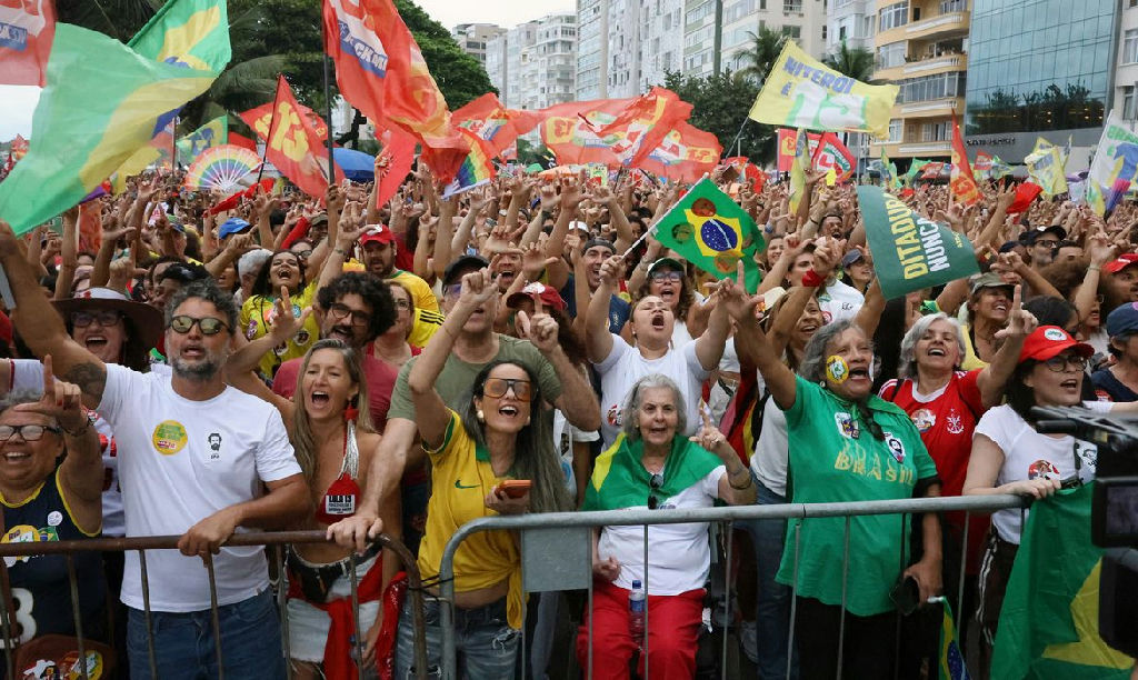 Democracia mobiliza multidão em Copacabana com presença de artistas e apoio a Lula