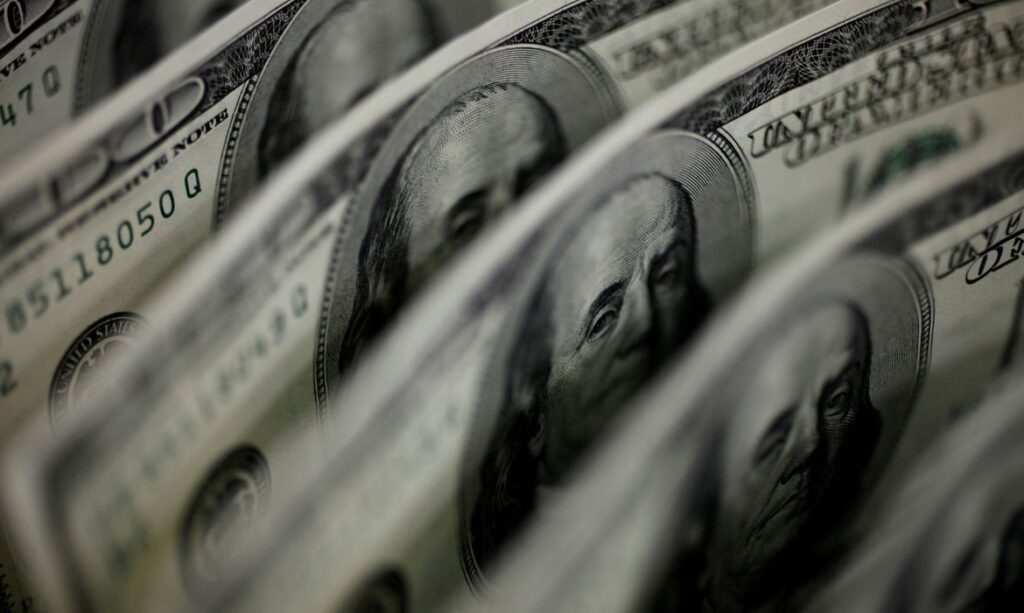 Dólar dispara e bolsa desaba após reeleição de Lula nas urnas