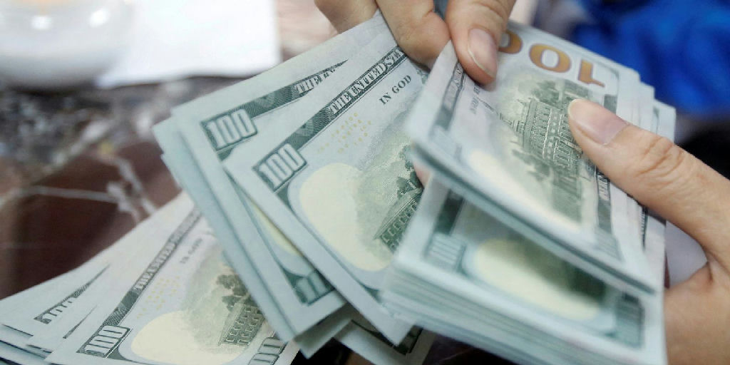 Dólar volta a superar a marca de R$ 5 em dia de ajustes na bolsa brasileira