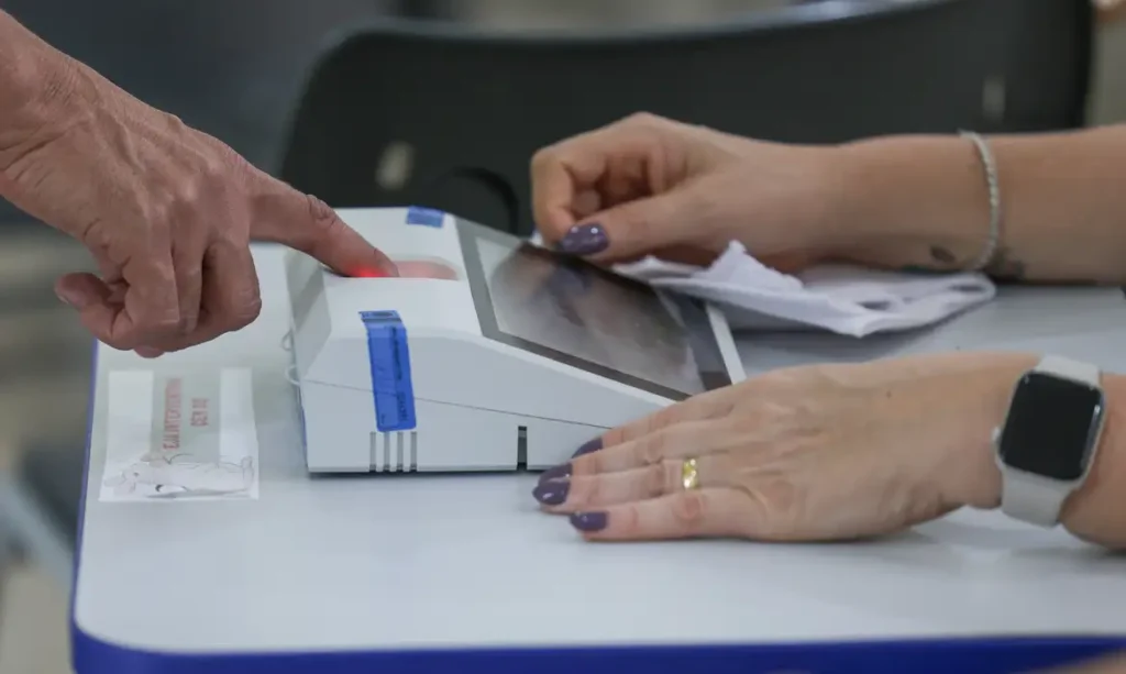 Eleitores de seis municípios definem transferência de distritos em plebiscito