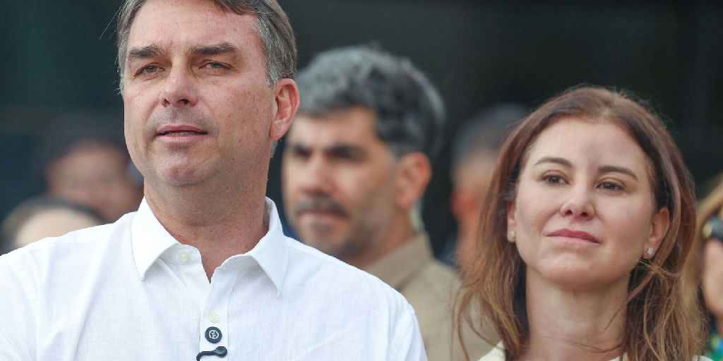 Flávio Bolsonaro vai à Catedral de Brasília e celebra decisão do STF sobre visitas ao pai