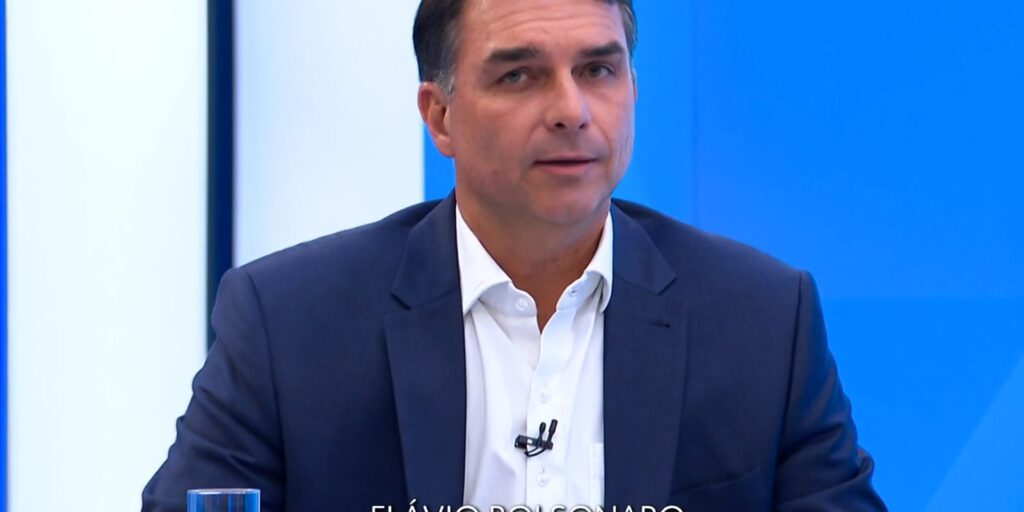 Flávio Bolsonaro vota no Rio de Janeiro e defende plataforma de mudança