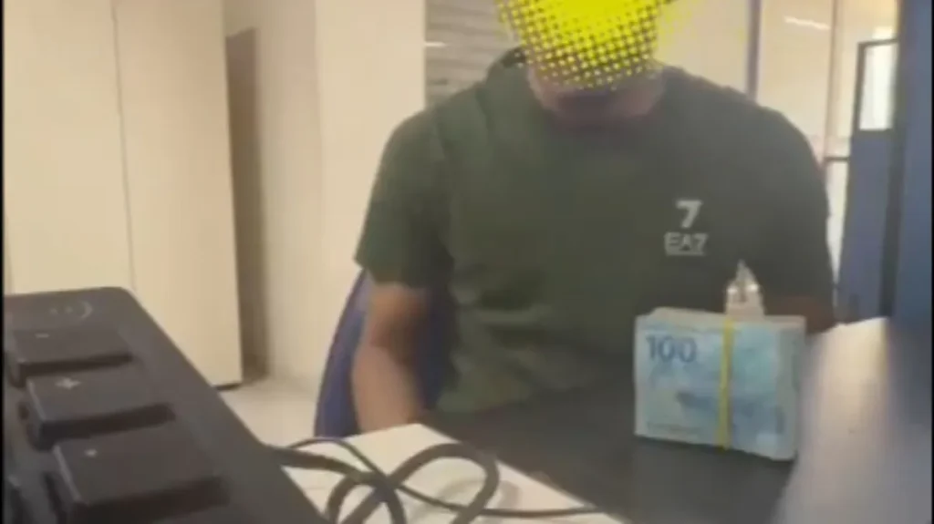 Foragido da Justiça é preso após tentar subornar policiais com R$ 20 mil na Rocinha