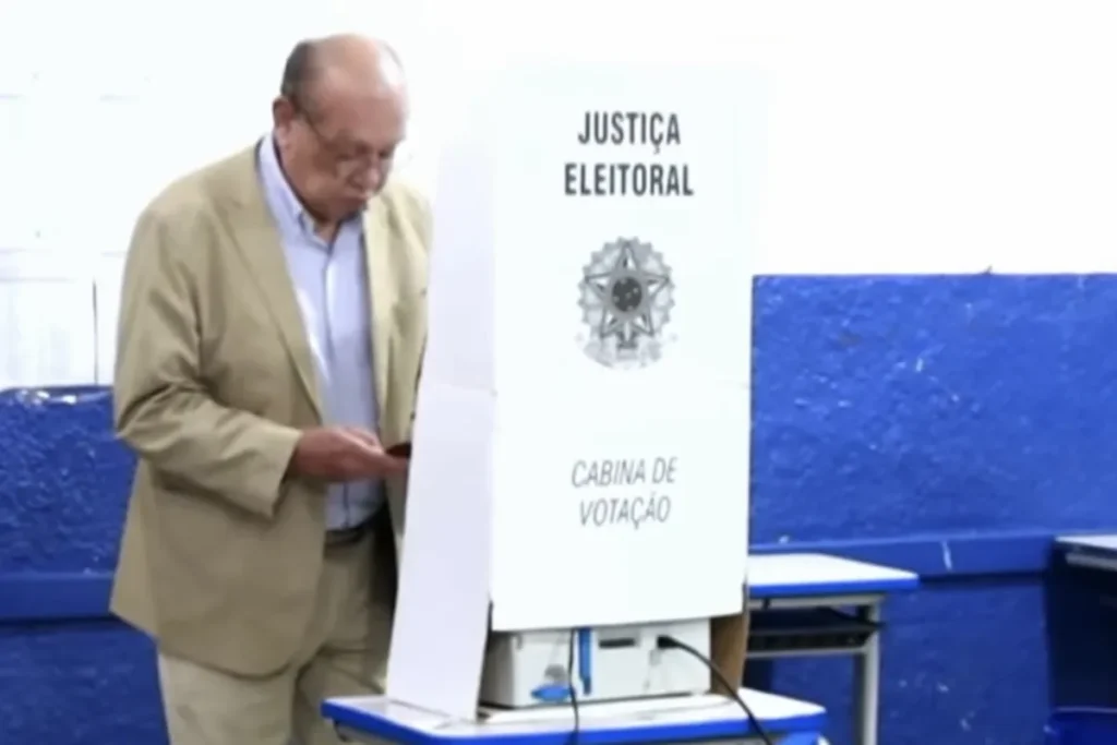 Gilmar Mendes exerce direito ao voto em sua cidade natal no Mato Grosso