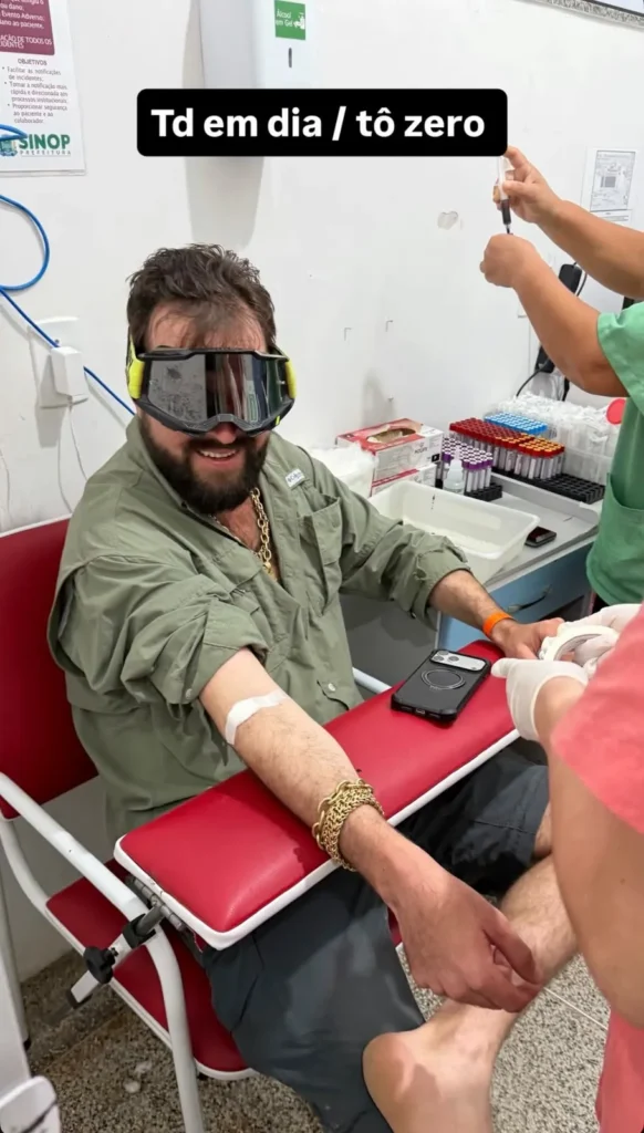 Influenciador digital sofre ataque de cobra durante passeio de lancha em rio