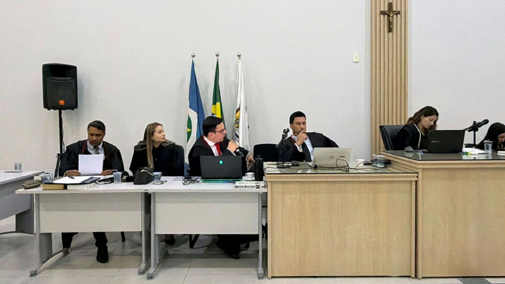 Júri de policial penal e outros dois réus é suspenso após incidente processual em Mato Grosso
