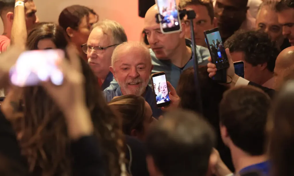 Lula agradece apoio popular e defende regulação das plataformas digitais