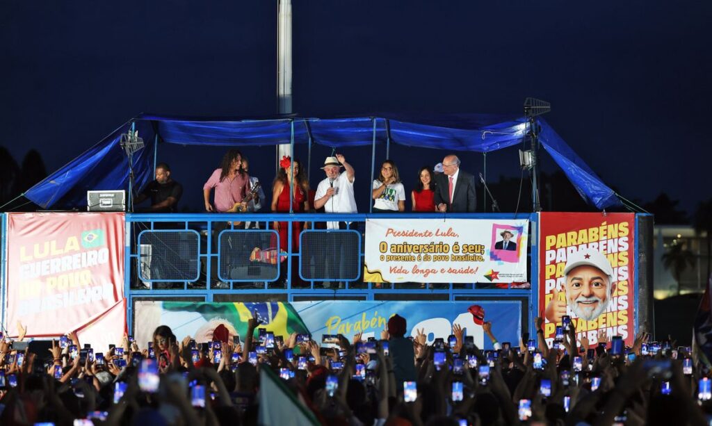 Lula classifica fuga de Flávio Bolsonaro como ato vergonhoso e cobra explicações da Justiça