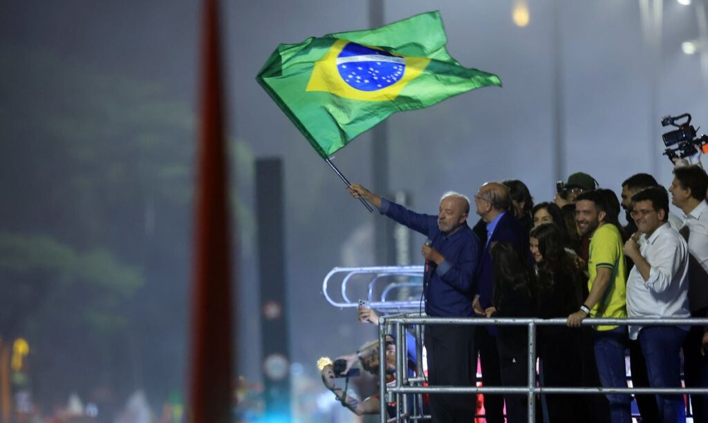 Lula pede Hino da Independência em festa da vitória e critica plataformas digitais