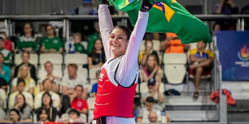 Maria Clara Pacheco conquista ouro em Paris e consolida liderança no ranking mundial de taekwondo