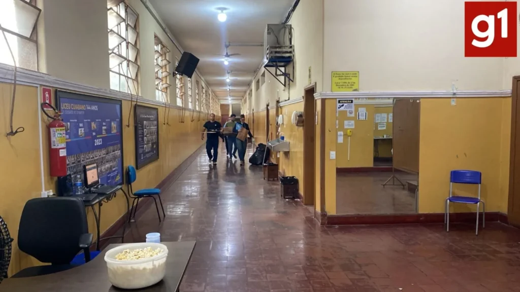 Mesários deixam locais de votação em Cuiabá após encerramento às 16h