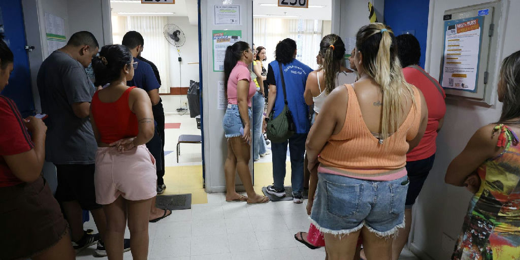 Mutirão na Maré orienta eleitores após mudanças em locais de votação