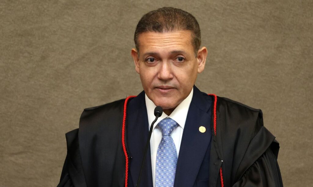 Presidente do TSE alerta eleitores sobre fake news na véspera do segundo turno