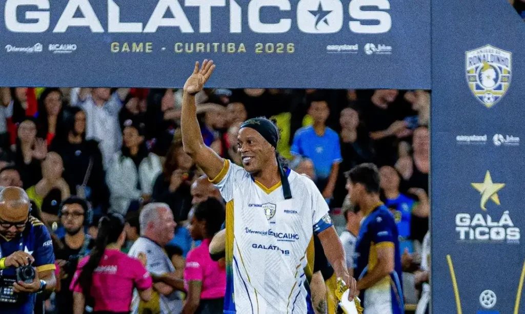 Ronaldinho confirma retorno ao futebol profissional para atuar na terceira divisão da Itália