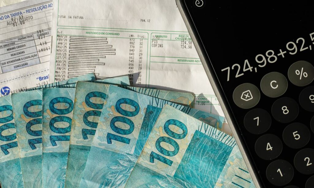 Setor público registra déficit primário e dívida permanece estável
