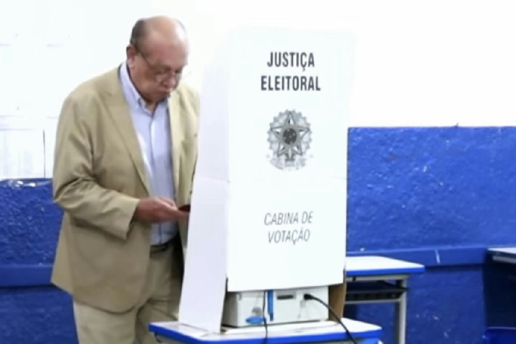 Verificação de fatos desmente uso de celular por Gilmar Mendes em cabine de votação