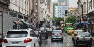 Adesivos eleitorais em veículos podem causar cancelamento de seguro automotivo