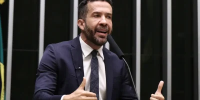 Após acompanhar debate em SP, deputado André Janones é hospitalizado com arritmia