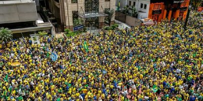 Ato na Avenida Paulista reúne apoiadores de Flávio Bolsonaro