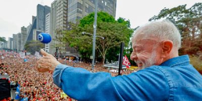 Avenida Paulista recebe multidão em ato pela reeleição de Lula