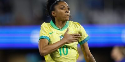 Barcelona contrata Kerolin em negociação recorde para o futebol feminino brasileiro