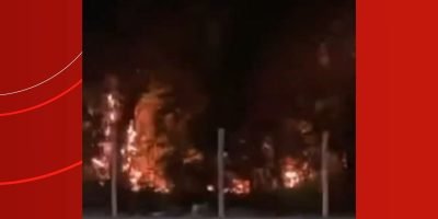 Bombeiros combatem fogo em vegetação do bairro Dom Pedro nesta sexta-feira em Manaus