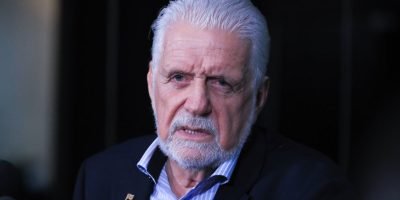 Defesa de Jaques Wagner obtém adiamento de depoimento à Polícia Federal