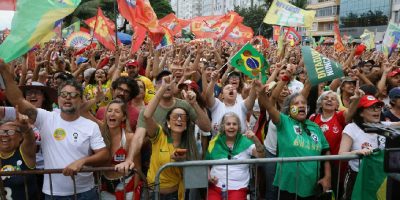 Democracia mobiliza multidão em Copacabana com presença de artistas e apoio a Lula