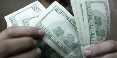 Dólar encerra julho com queda acumulada apesar de leve alta no fechamento