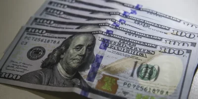 Dólar mantém estabilidade em R$ 5,08 enquanto mercado reage a tensões globais