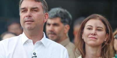 Flávio Bolsonaro vai à Catedral de Brasília e celebra decisão do STF sobre visitas ao pai