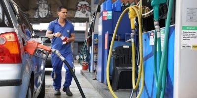 Governo avalia prorrogar subsídio de R$ 0,44 na gasolina diante de alta do petróleo