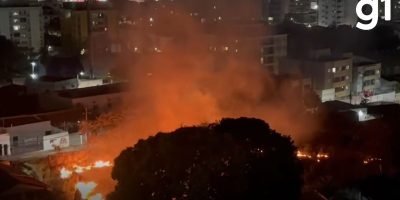 Incêndio de grandes proporções mobiliza moradores no bairro Alvorada em Cuiabá
