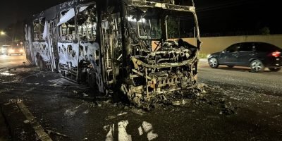 Incêndio destrói ônibus na rodovia Arthur Bernardes em Belém
