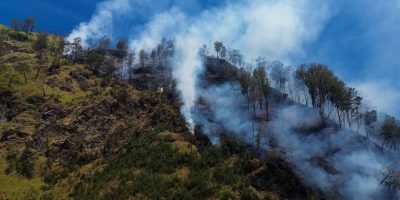 Incêndio florestal força fechamento do Parque Nacional do Monte Bromo na Indonésia