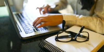 Liderança feminina no setor de seguros ainda enfrenta barreiras de ascensão