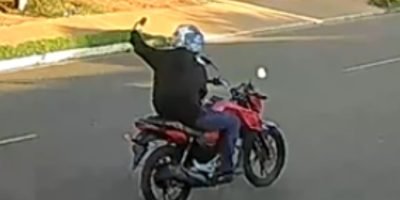 Motociclista causa acidente em Campo Grande ao se filmar pilotando