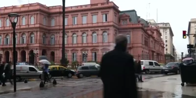 Pressão popular e memória das Malvinas forçam Milei a recuar sobre venda de terras