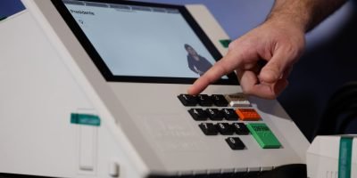 Segurança das urnas eletrônicas é garantida por lacração e assinatura digital